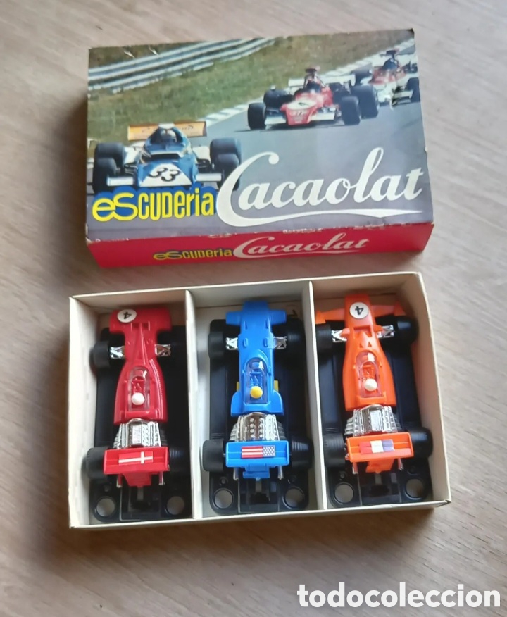 Juguetes antiguos y Juegos de colecci&oacute;n: ESCUDERIA CACAOLAT TRES COCHES EN SU CAJA ANTIGUO