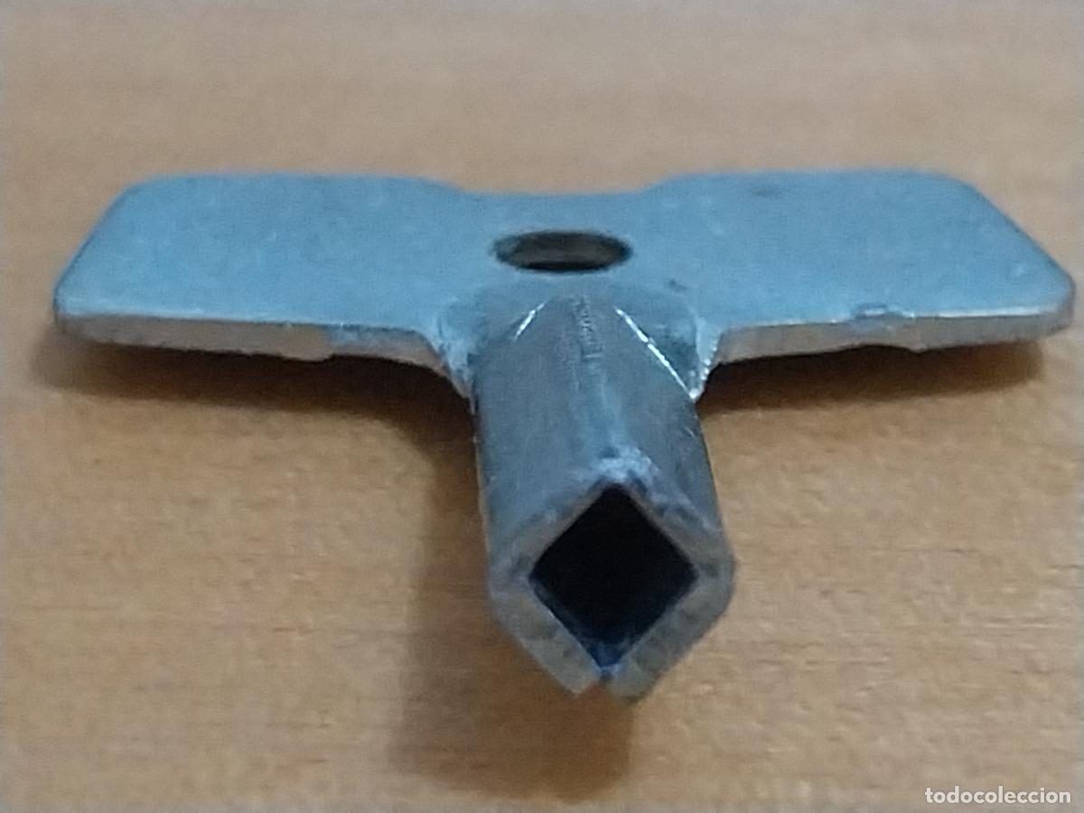Brinquedos antigos e Jogos de cole&ccedil;&atilde;o: LLAVE CUADRADILLO JUGUETE METAL CROMADO 3,2CMS ALTO 3MM