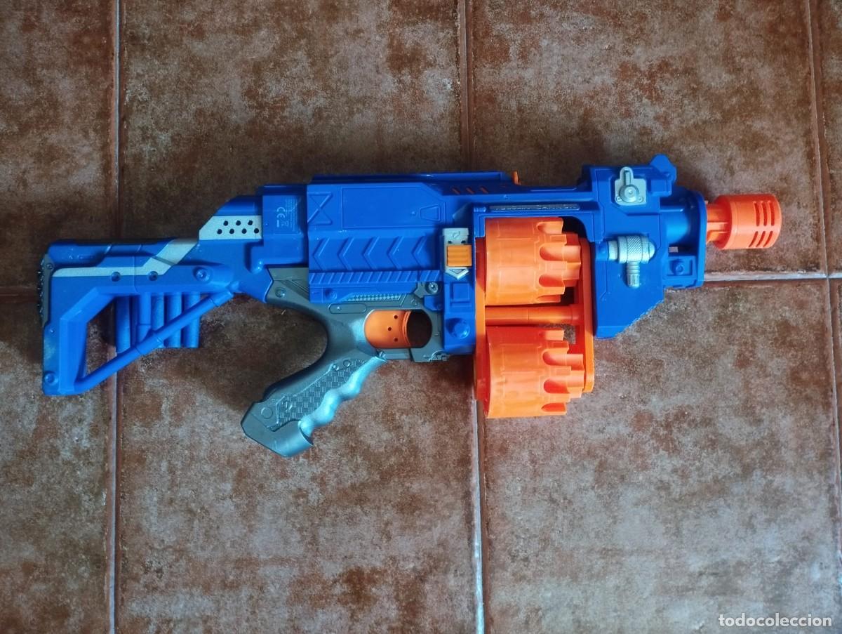 Brinquedos antigos e Jogos de cole&ccedil;&atilde;o: Pistola Nerf Tiene dos tambores. Funciona con pilas.