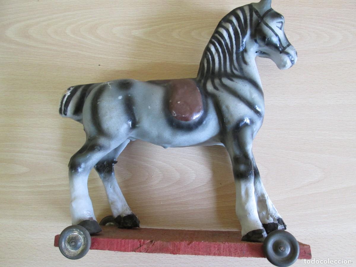 Juguetes antiguos y Juegos de colecci&oacute;n: Antiguo caballo de cart&oacute;n piedra de D&egrave;nia con base y ruedas met&aacute;licas. Buen estado
