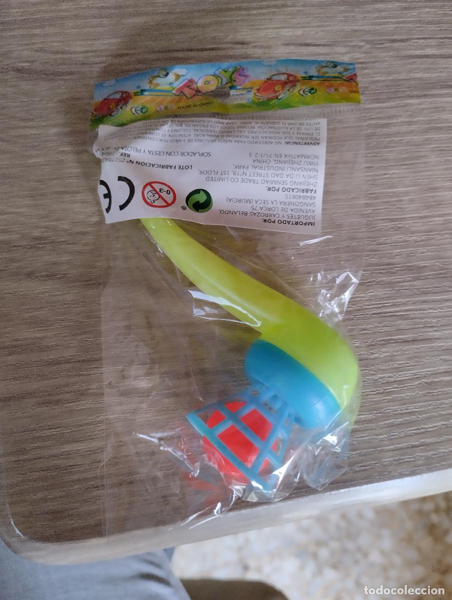 Juguetes antiguos y Juegos de colecci&oacute;n: soplador azul con cesta y pelota en su bolsa