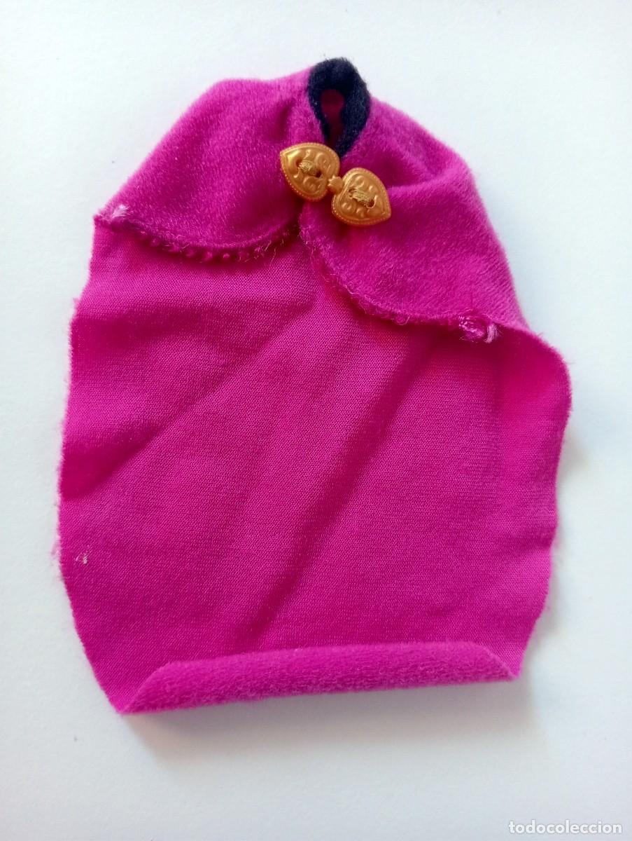 Juguetes antiguos y juegos de colecci&oacute;n: PRENDA PARA MU&Ntilde;ECA: CAPA ROSA