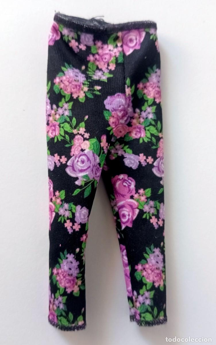 Juguetes antiguos y juegos de colecci&oacute;n: PRENDA PARA MU&Ntilde;ECA: PANTALONES NEGROS CON FLORES