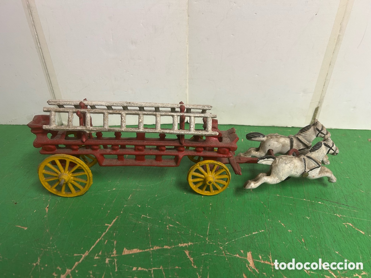 Altes Spielzeug und Spiele: Gancho y escalera vintage de hierro fundido para dos caballos dibujado carro de bomberos de juguete