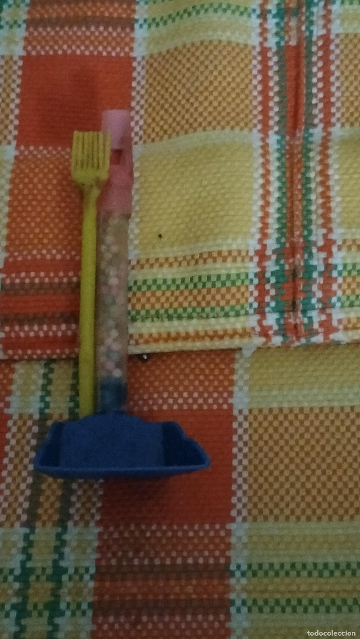 Jouets Anciens et Jeux de collection: ANTIGUA ESCOBA CON RECOGEDOR DE ANISETES