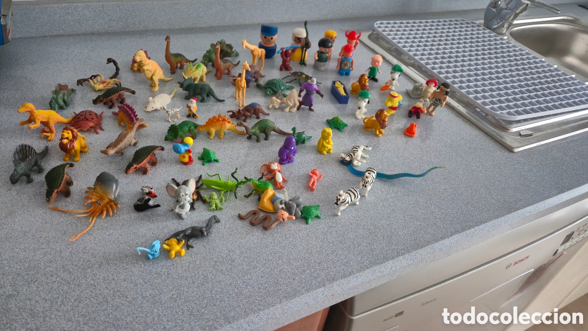 Juguetes antiguos y Juegos de colecci&oacute;n: Lote de 79 mini figuras de Kinder y otras