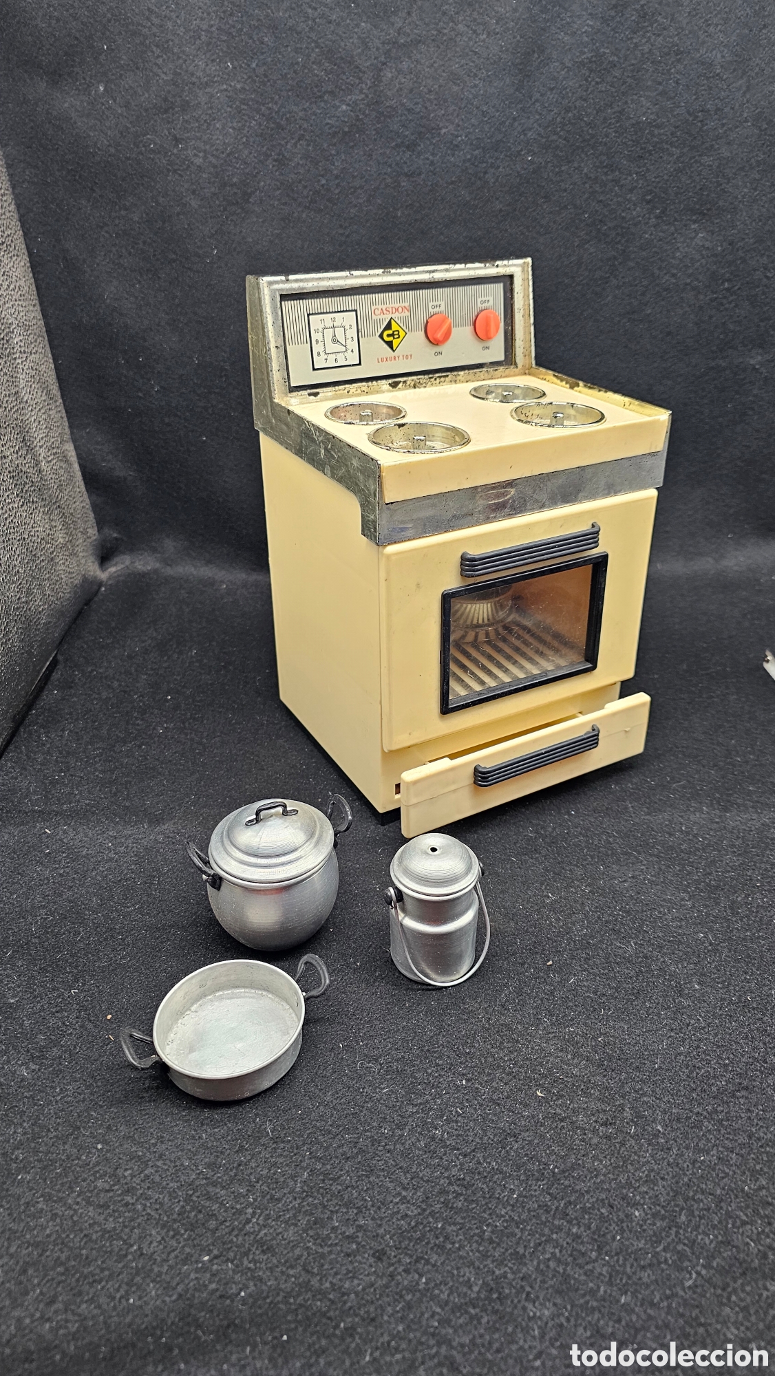Juguetes antiguos y Juegos de colecci&oacute;n: Cocina de juguete con calderos y lechera de aluminio