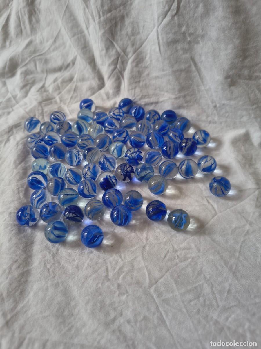 Juguetes antiguos y Juegos de colecci&oacute;n: 67 canicas ojo de gato azules