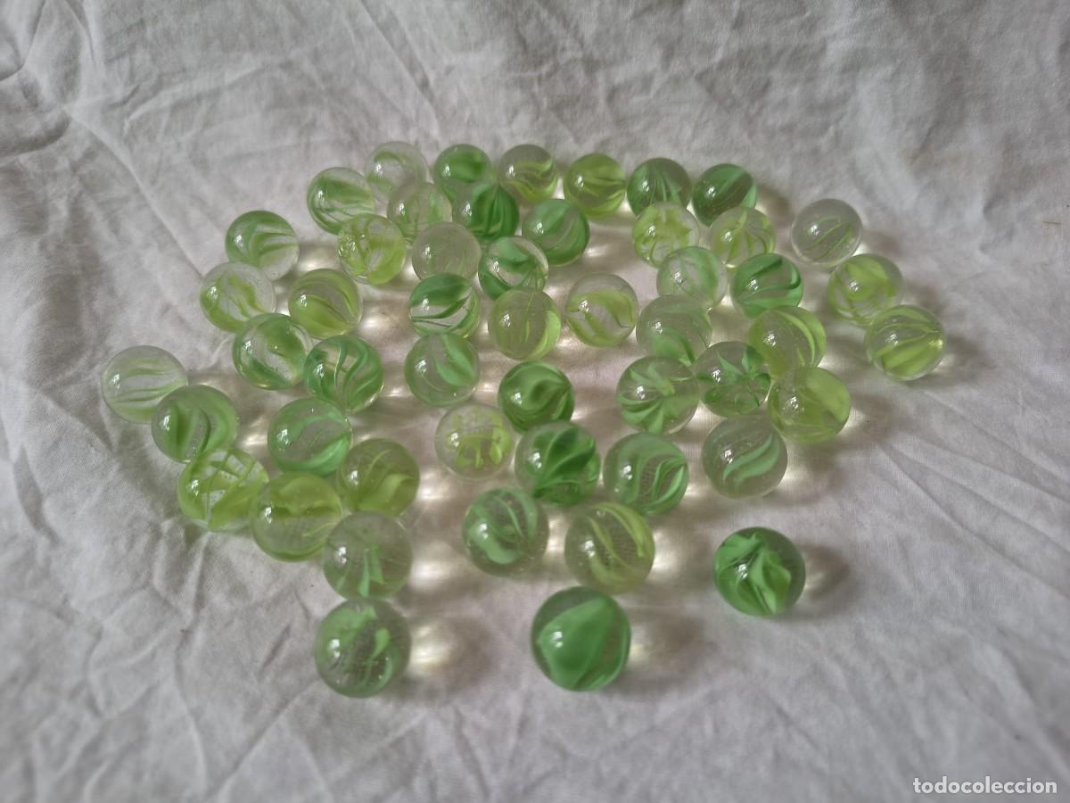 Juguetes antiguos y Juegos de colecci&oacute;n: 51 canicas ojo de gato verdes
