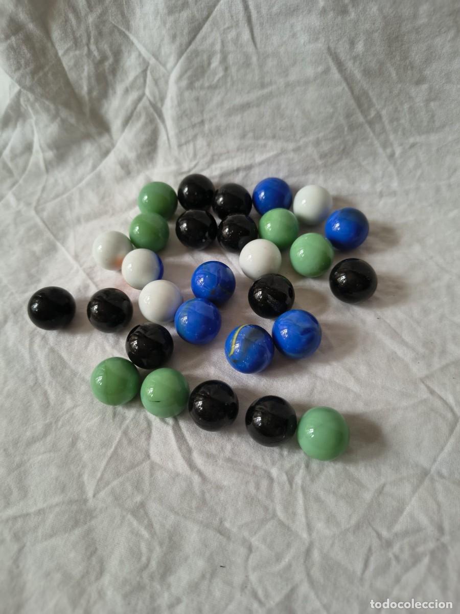 Juguetes antiguos y Juegos de colecci&oacute;n: 29 canicas marmoladas de colores