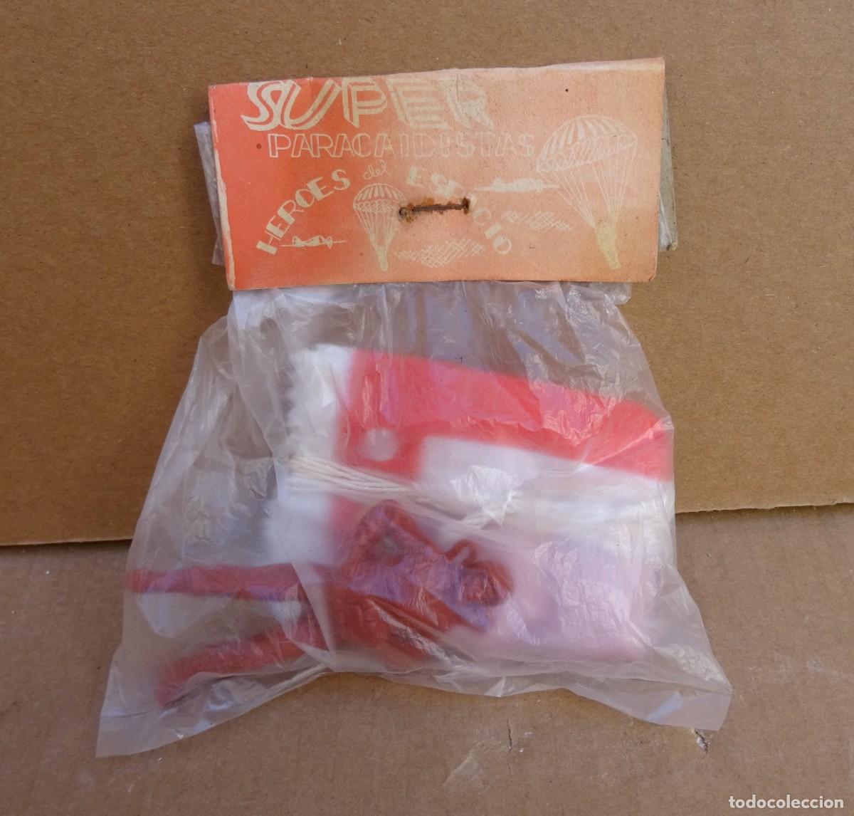 Juguetes antiguos y Juegos de colecci&oacute;n: PARACAIDISTA KIOSKO EN SU BOLSA ORIGINAL