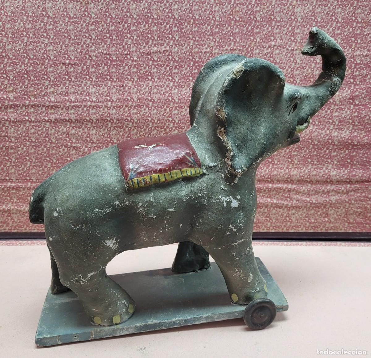 Juguetes antiguos y Juegos de colecci&oacute;n: ANTIGUA FIGURA ELEFANTE JUGUETE CARTON PIEDRA CON RUEDAS