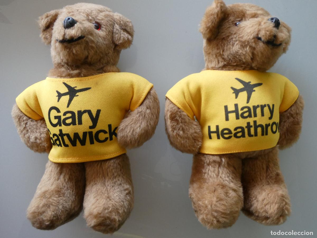 Juguetes antiguos y Juegos de colecci&oacute;n: 2 MU&Ntilde;ECOS OSITOS PELUCHE MASCOTAS AEROPUERTOS LONDRES A&Ntilde;OS 80 HARRY HEATHROW GARY GATWICK 25CM 360GR