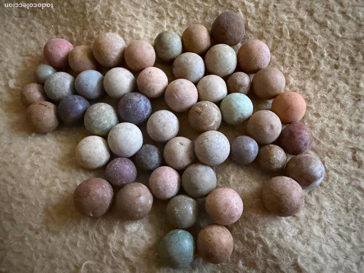 Juguetes antiguos y Juegos de colecci&oacute;n: Lote de 50 canicas de barro