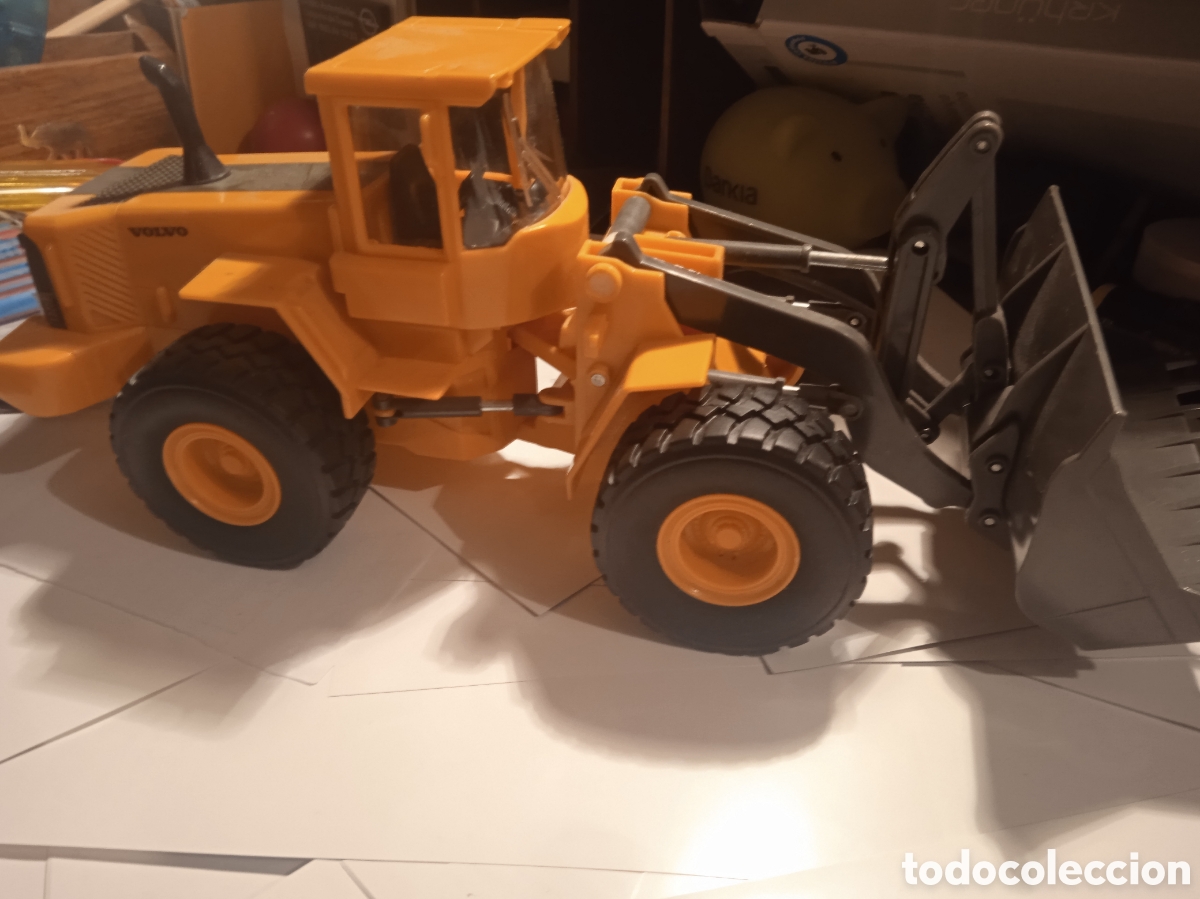 Juguetes antiguos y Juegos de colecci&oacute;n: EXCAVADORA VOLVO 30 CMS CON MANDO NUEVA