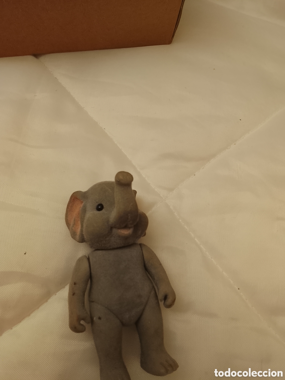 Juguetes antiguos y Juegos de colecci&oacute;n: Elefantito flocado .Familia Silvania ,mide 9 cent