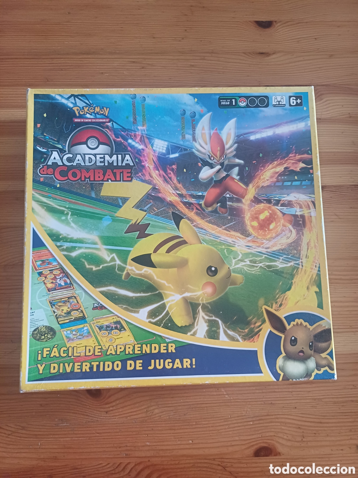 Juguetes antiguos y Juegos de colecci&oacute;n: Pokemon Academia de combate Juego mesa con 180 cartas cards Pikachu Eevee Cinderace