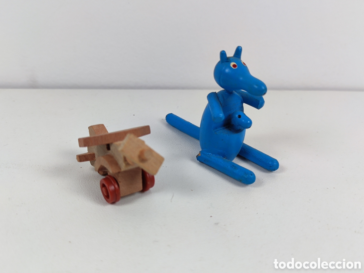 Juguetes antiguos y Juegos de colecci&oacute;n: Lote figuras de avioneta y canguro en madera tipo goula