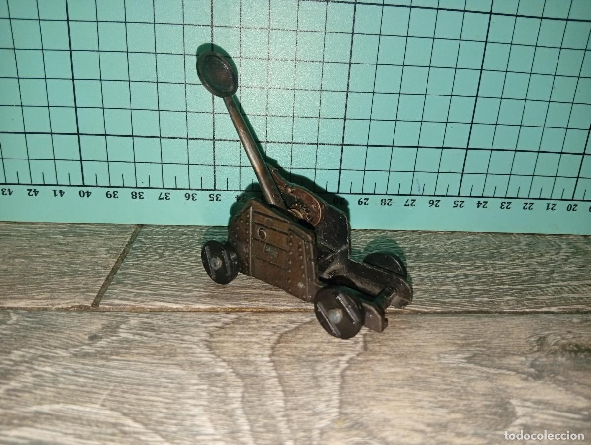 Juguetes antiguos y Juegos de colecci&oacute;n: Miniatura sacapuntas metal Catapulta saca puntas