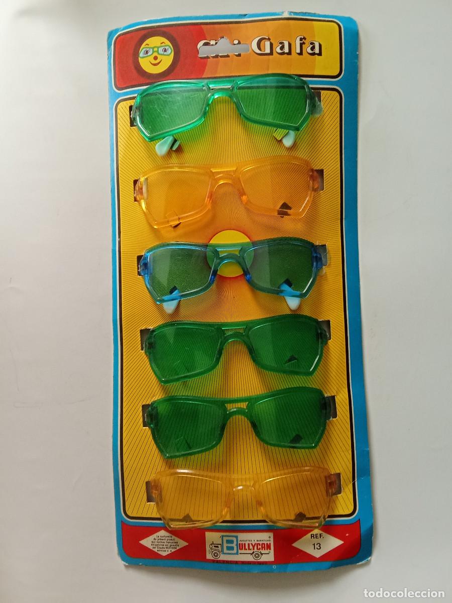 Juguetes antiguos y Juegos de colecci&oacute;n: Panoplia con seis gafas de sol Bullycan kiosko a&ntilde;os 70 - Mide 38 x 17 cm
