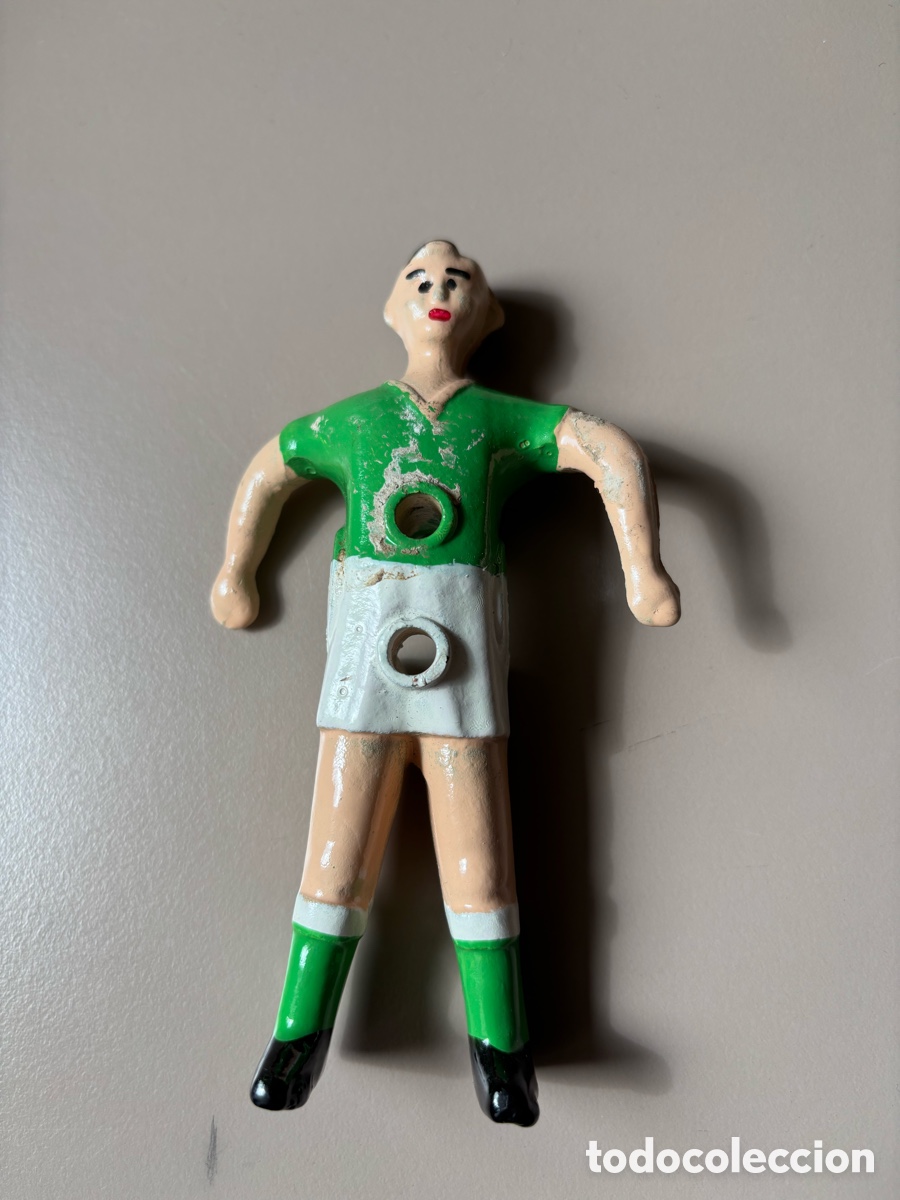 Juguetes antiguos y Juegos de colecci&oacute;n: Figura Futbol&iacute;n jugador camiseta verde y pantal&oacute;n Blanco - met&aacute;lico