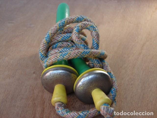 Juguetes antiguos y Juegos de colecci&oacute;n: ANTIGUA CUERDA DE SALTAR A LA COMBA CON TIMBRES