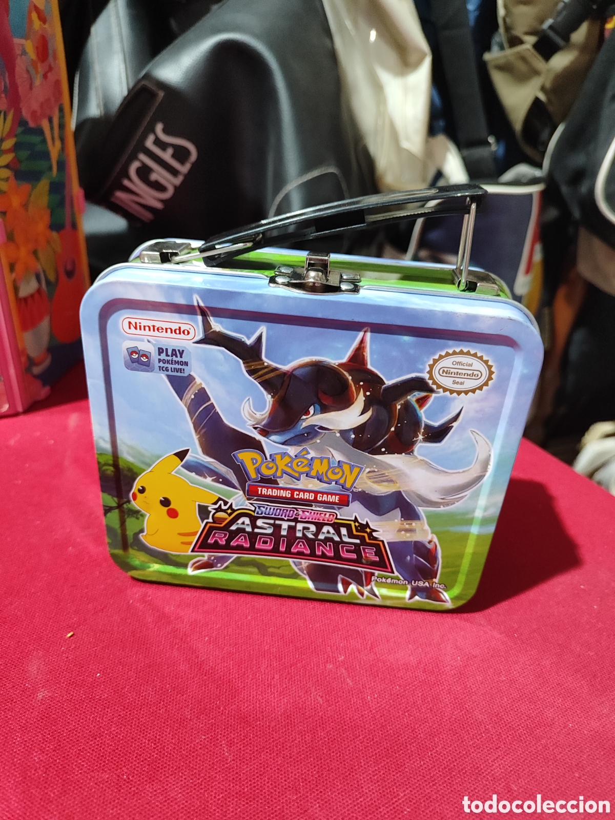 Juguetes antiguos y Juegos de colecci&oacute;n: Caja malet&iacute;n fiambrera met&aacute;lica POKEMON SWORD SHIELD ASTRAL RADIANCE