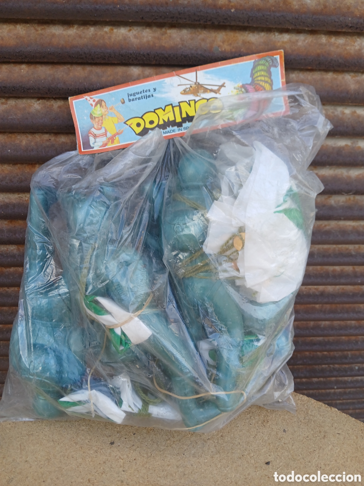 Juguetes antiguos y Juegos de colecci&oacute;n: 6 PARACAIDISTAS PLASTICO INFLADO DE JUGUETES Y BARATIJAS DOMINGO EN BLUSTER ORIGINAL.