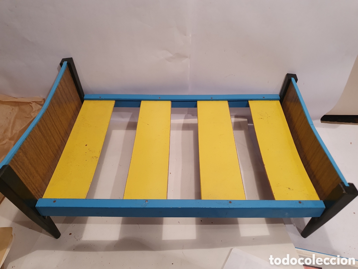 Juguetes antiguos y Juegos de colecci&oacute;n: CAMA DE MU&Ntilde;ECA DE JUGUETE. DESMONTABLE. DE MADERA. A&Ntilde;OS 60. FABRICACION ESPA&Ntilde;OLA.