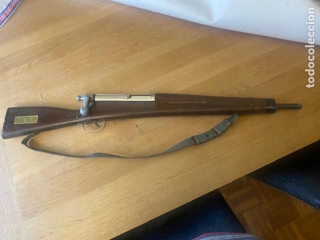 Juguetes antiguos y Juegos de colecci&oacute;n: Escopeta -Fusil de juguete. Marca Parrys. USA. Fabricado en exclusiva para Walt Disney Co. 71 cms.