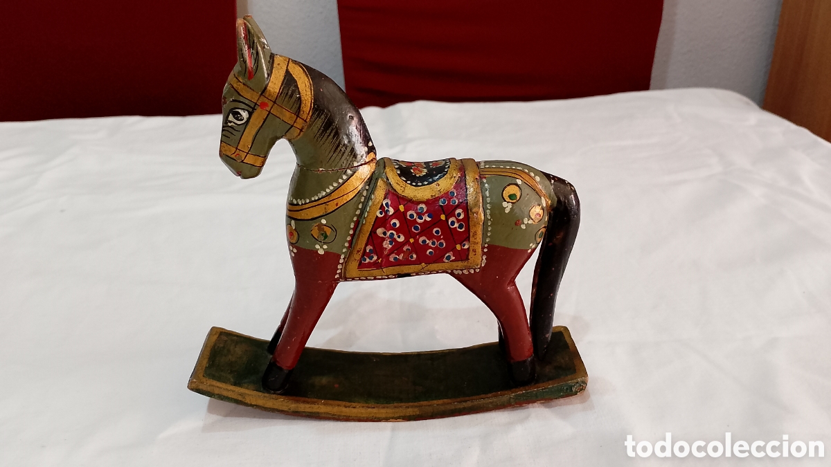 Juguetes antiguos y Juegos de colecci&oacute;n: Antiguo caballo balanc&iacute;n de madera pintado a mano