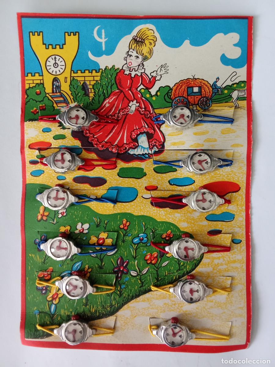 Juguetes antiguos y Juegos de colecci&oacute;n: Panoplia completa con 12 relojes hojalata serie cuentos a&ntilde;os 60 - 70