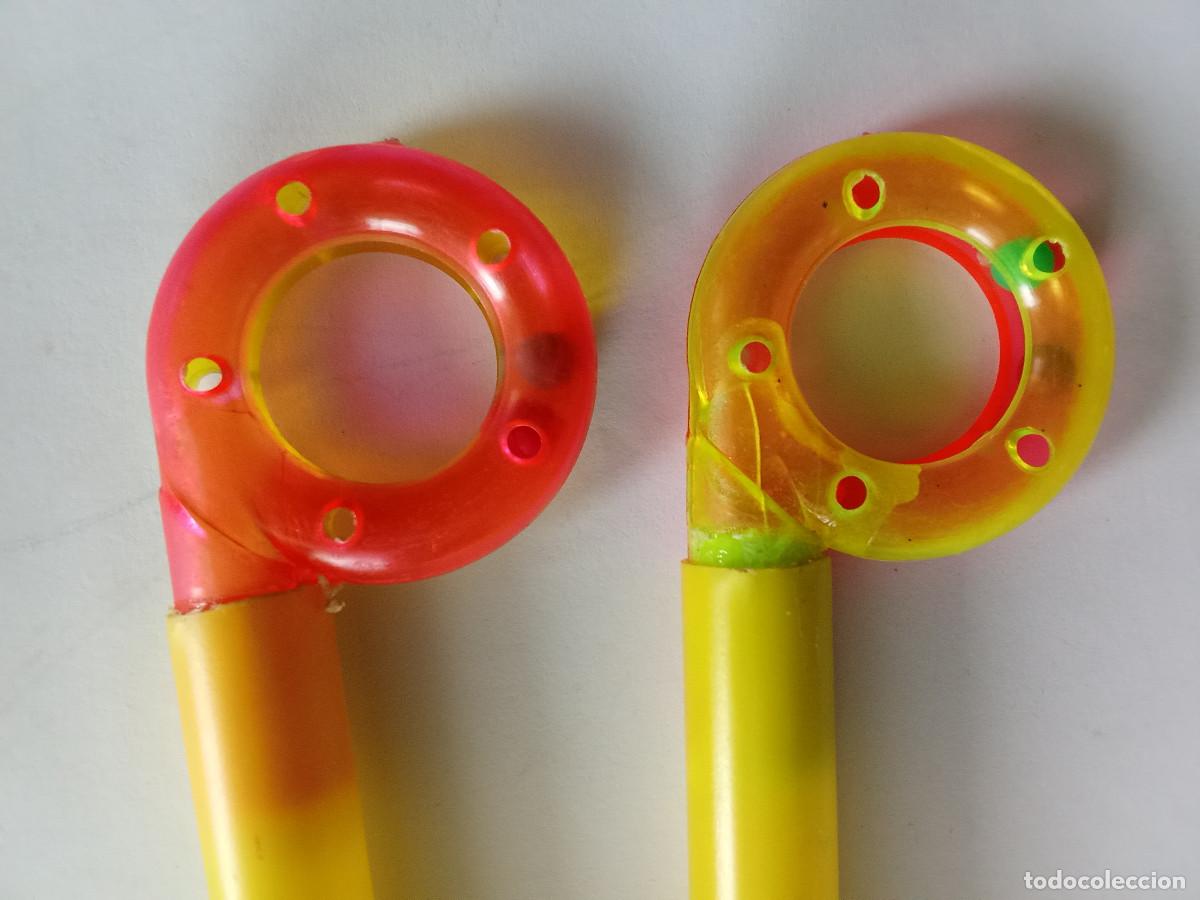 Juguetes antiguos y Juegos de colecci&oacute;n: Silbato bicolor con juego bolitas kiosko a&ntilde;os 60 - 70 sin uso