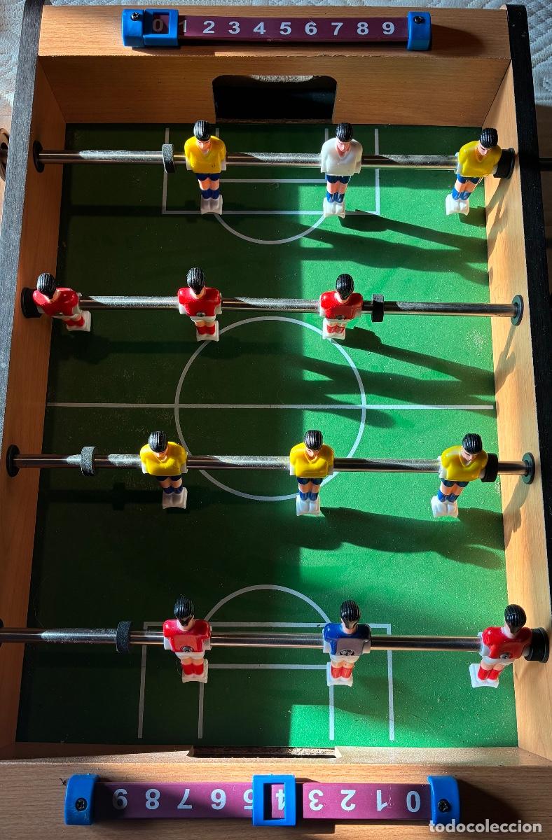 Juguetes antiguos y Juegos de colecci&oacute;n: MINI-FUTBOL&Iacute;N - (12 jugadores, 4 mandos, 50x50x11 cms., fabricado en madera, incluye 10 bolas!!!)