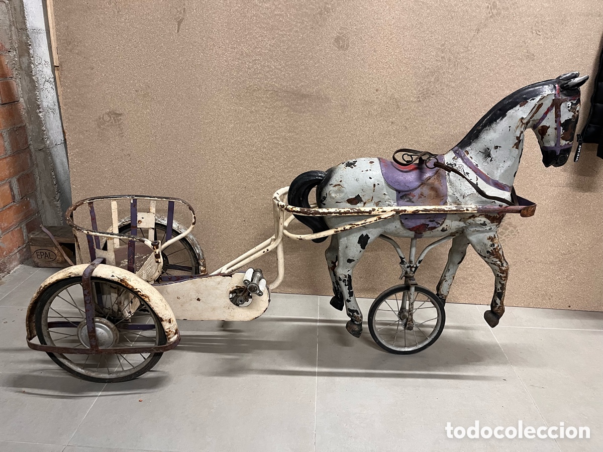 Juguetes antiguos y Juegos de colecci&oacute;n: Antiguo caballo triciclo para ni&ntilde;os a pedales.