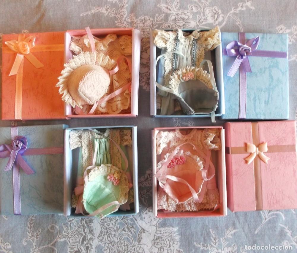 Juguetes antiguos y Juegos de colecci&oacute;n: Lote de CUATRO conjuntos estilo franc&eacute;s para mignonette o mu&ntilde;eca peque&ntilde;a, hecho a mano