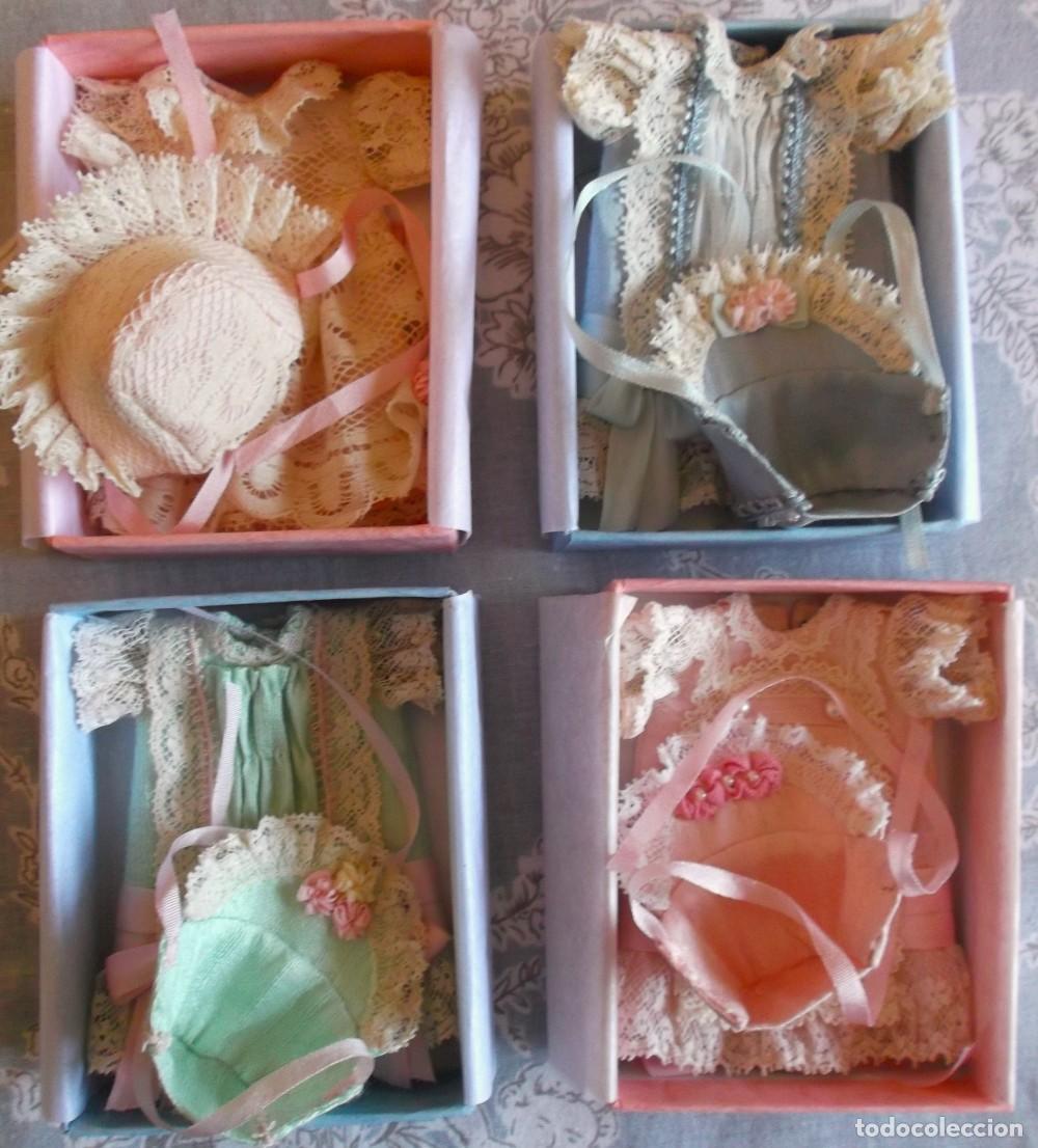 Juguetes antiguos y Juegos de colecci&oacute;n: Lote de CUATRO conjuntos estilo franc&eacute;s para mignonette o mu&ntilde;eca peque&ntilde;a, hecho a mano