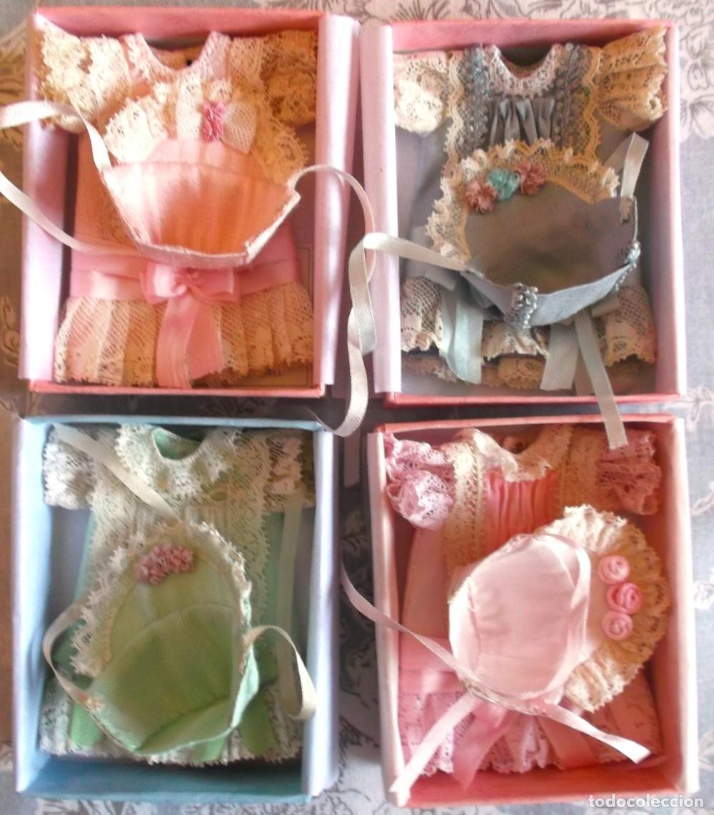 Juguetes antiguos y Juegos de colecci&oacute;n: Lote de CUATRO conjuntos estilo franc&eacute;s para mignonette o mu&ntilde;eca peque&ntilde;a, hecho a mano