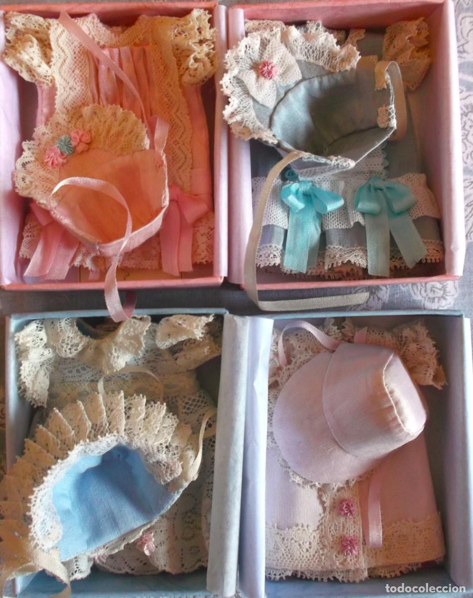 Juguetes antiguos y Juegos de colecci&oacute;n: Lote de CUATRO conjuntos estilo franc&eacute;s para mignonette o mu&ntilde;eca peque&ntilde;a, hecho a mano