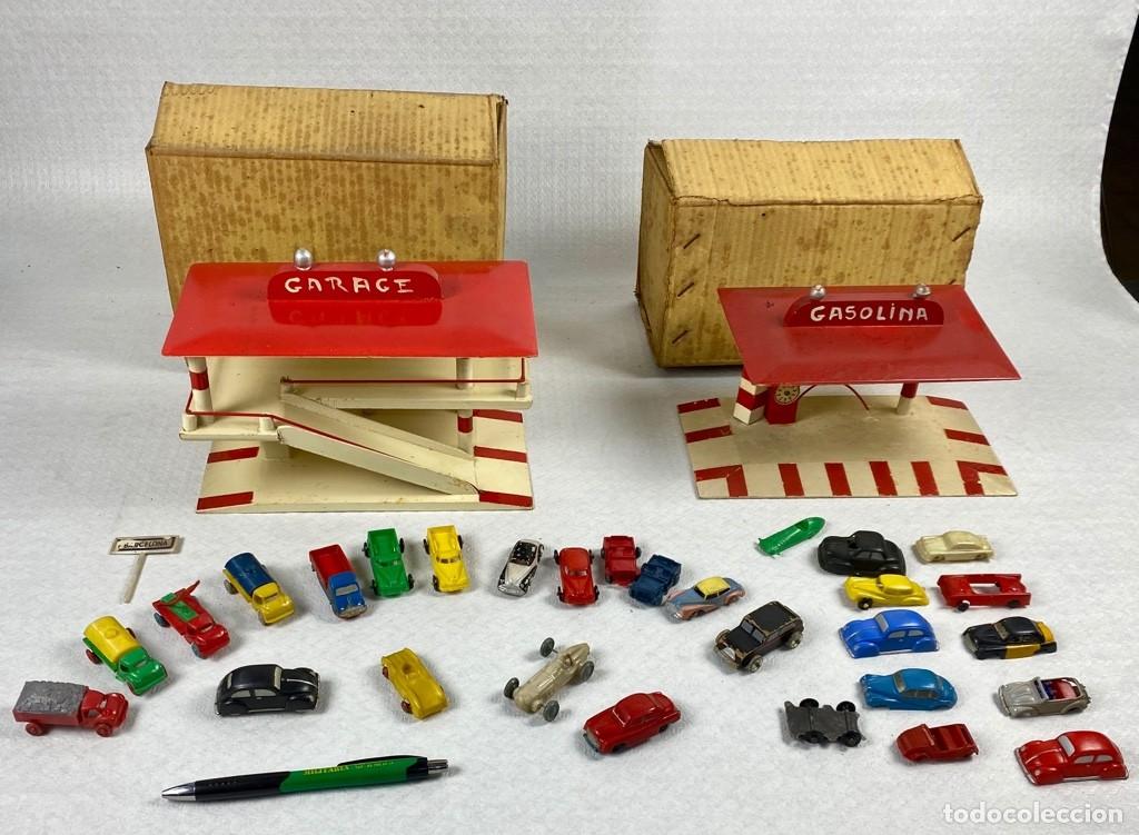 Juguetes antiguos y Juegos de colecci&oacute;n: Conjunto de gasolinera, garaje y 28 coches a la misma escala de manufactura espa&ntilde;ola a&ntilde;os 50