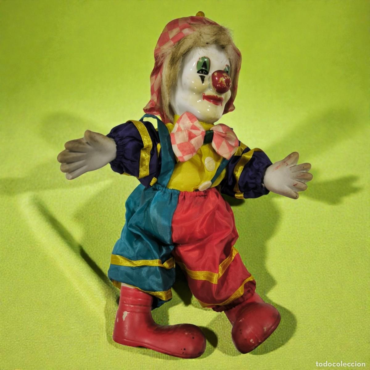 Juguetes antiguos y Juegos de colecci&oacute;n: Mu&ntilde;eco Payaso Vintage De Porcelana Y Tela &ndash; Figura Decorativa Simp&aacute;tica y Alegre