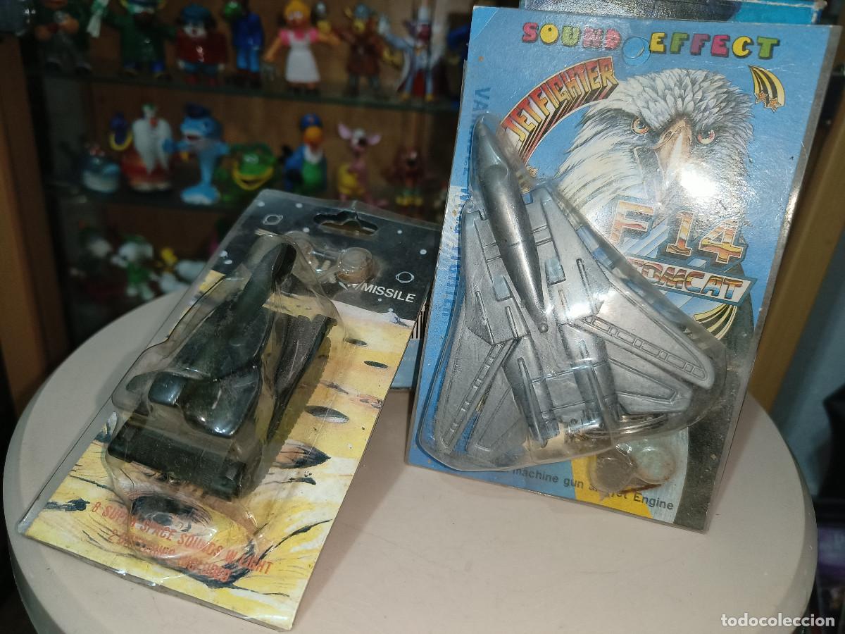 Juguetes antiguos y Juegos de colecci&oacute;n: 2 antiguos llaveros Sonidos Electronic Sounds effects Vintage a&ntilde;os 80 Tanque y Avion No Executor