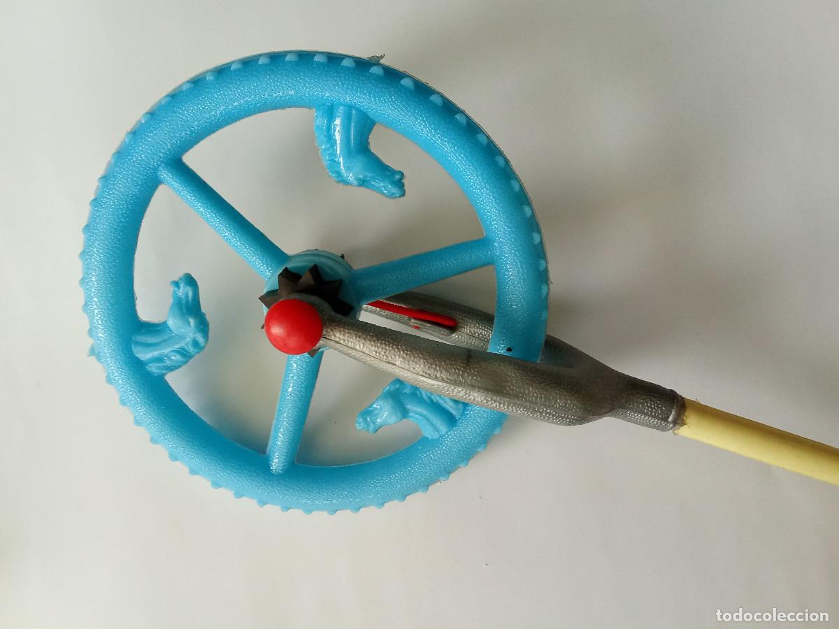 Juguetes antiguos y Juegos de colecci&oacute;n: Rueda carraca arrastre juguete kiosko a&ntilde;os 60 - 70 sin uso