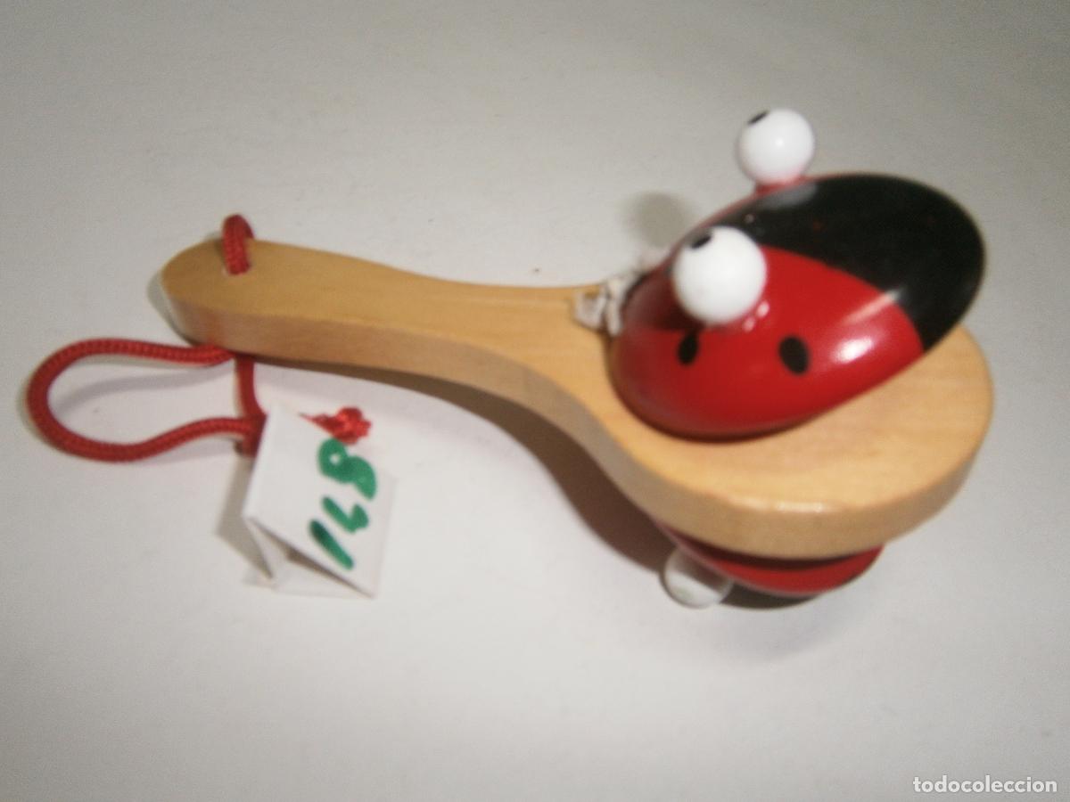 Juguetes antiguos y Juegos de colecci&oacute;n: SONAJERO DE MADERA CON FORMA DE MARIQUITA