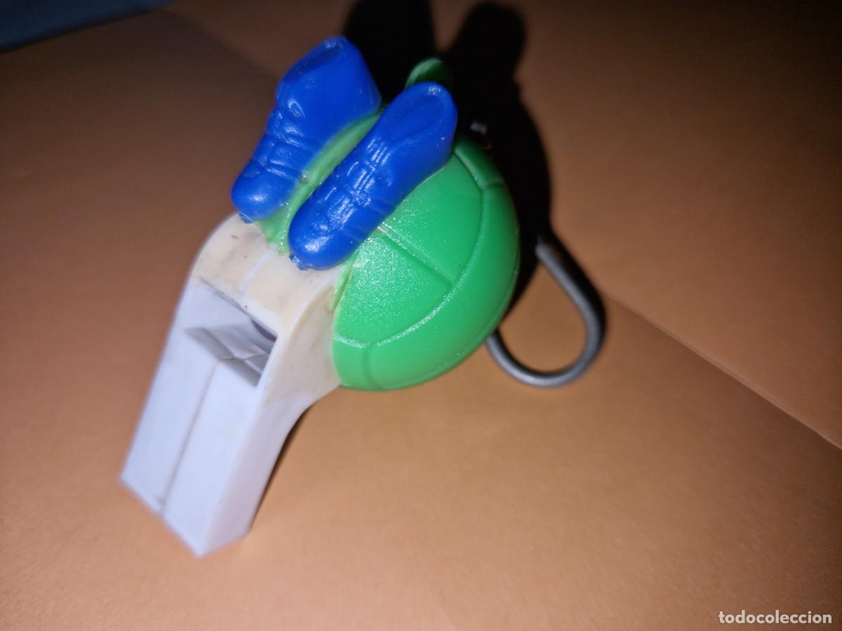 Juguetes antiguos y Juegos de colecci&oacute;n: LLAVERO con SILBATO, BALON Y BOTAS DE FUTBOL