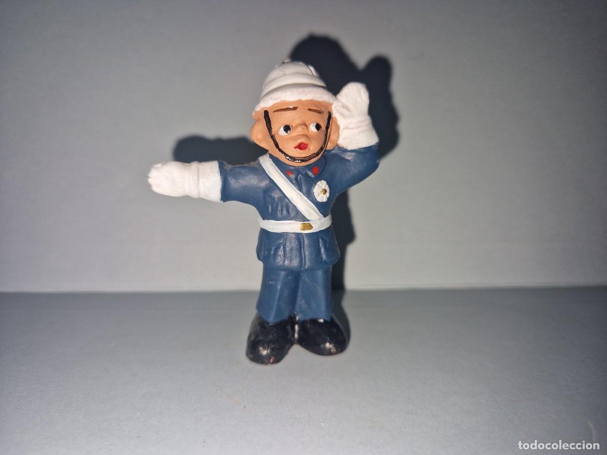 Juguetes antiguos y Juegos de colecci&oacute;n: FIGURA DE BARRO, POLICIA DE TRAFICO.