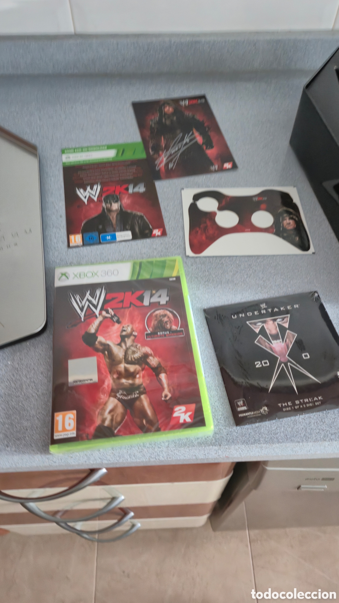 Juguetes antiguos y Juegos de colecci&oacute;n: Caja completa del juego WWE 2014 W2K14. Con aut&oacute;grafo original de Undertaker wwf catch. Edici&oacute;n limi