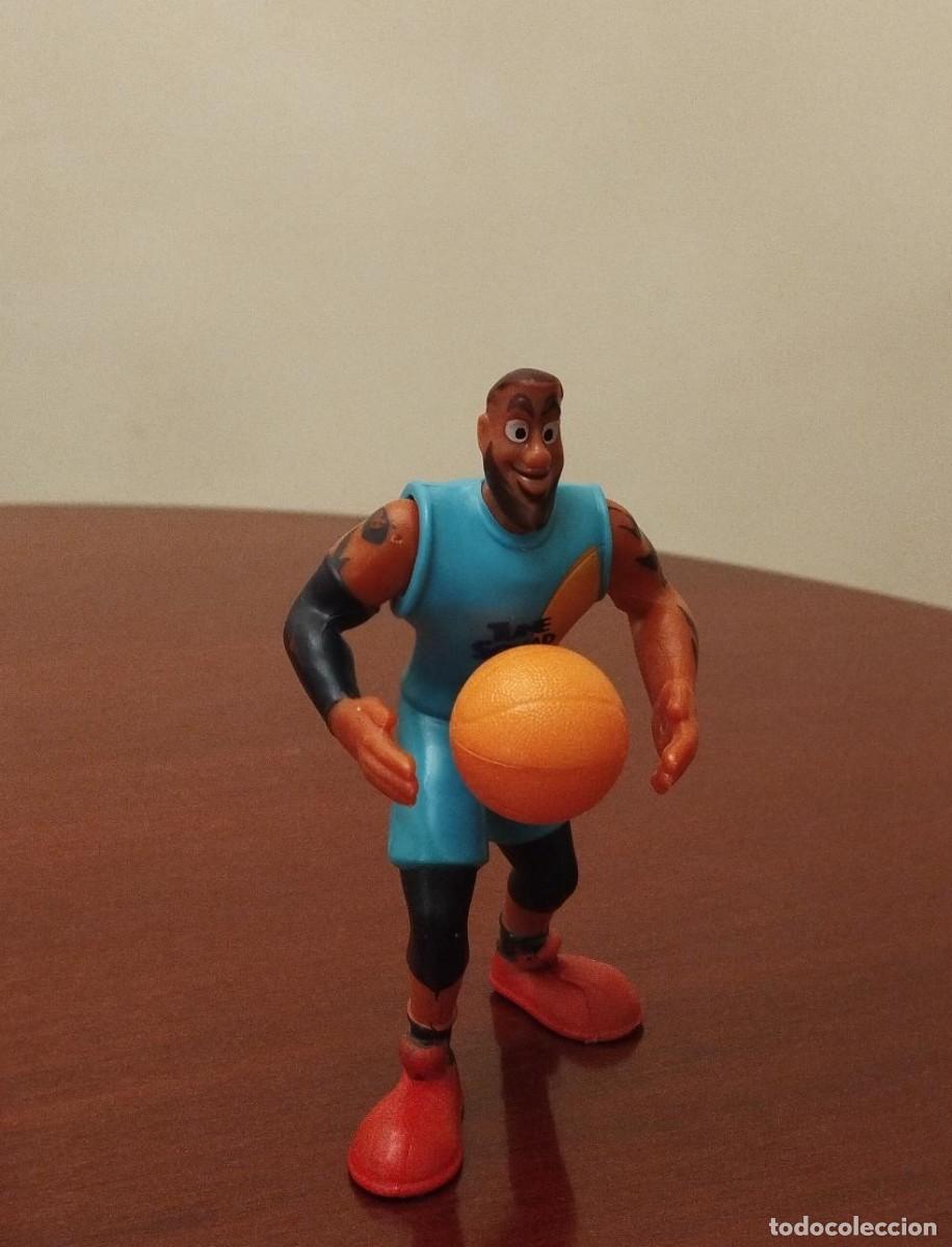 Juguetes antiguos y Juegos de colecci&oacute;n: MU&Ntilde;ECO LEBRON JAMES CON PELOTA