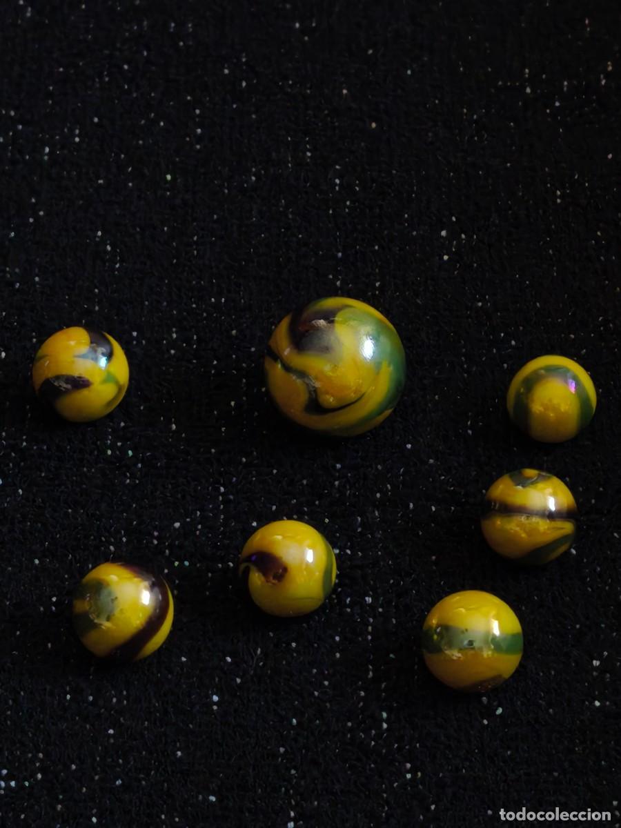 Juguetes antiguos y Juegos de colecci&oacute;n: LOTE 7 CANICAS AMARILLAS CON ONDAS VERDES Y MARR&Oacute;N OSCURO BRILLO
