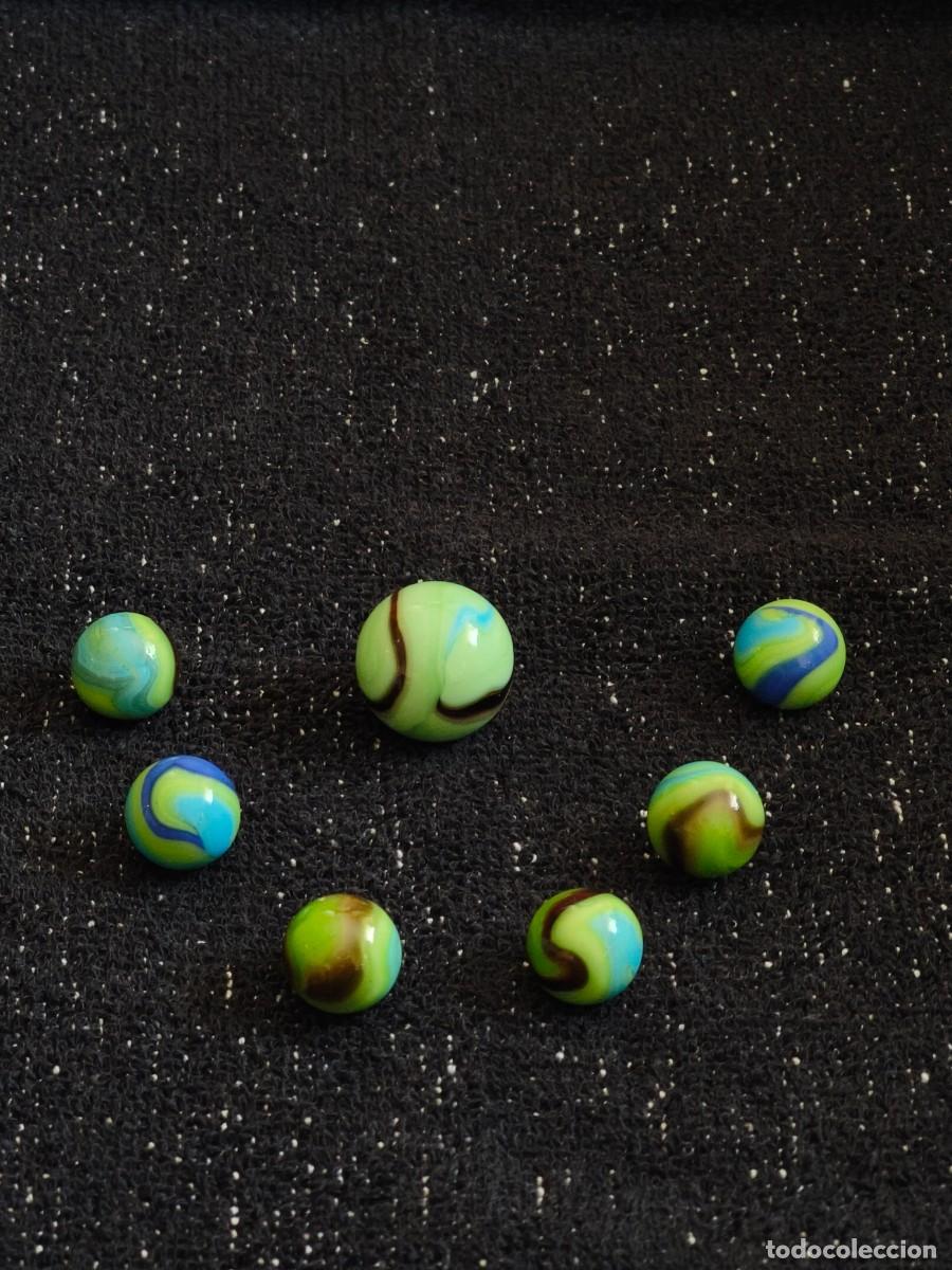 Juguetes antiguos y Juegos de colecci&oacute;n: LOTE 7 CANICAS VARIEDAD VERDE CURVAS COLORES